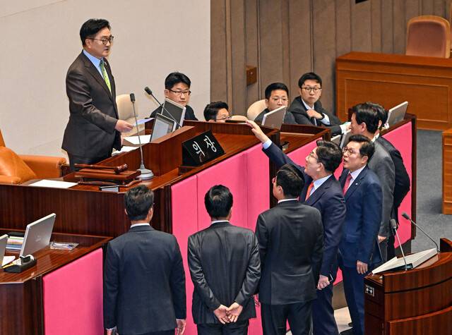우원식 국회의장이 24일 국회 본회의에서 한덕수 대통령 권한대행 국무총리의 2025년도 추가경정예산안 시정연설 뒤 한 권한대행에 대한 발언을 하자, 권성동 국민의힘 원내대표가 연단 앞으로 나와 항의하고 있다. 공동취재사진