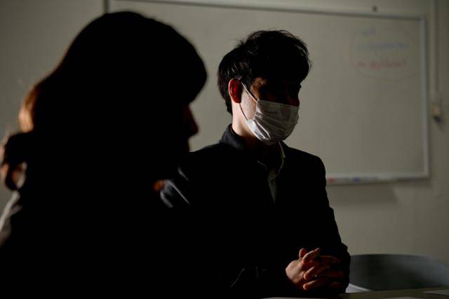 지난달 26일 서울 구로구의 한 공유형 사무실에서 일본군 위안부 생존자 강일출(97) 할머니의 딸과 손자가 본보 인터뷰에 응하고 있다. 이들은 정작 강씨의 '위안부' 피해에 대해선 서로 터놓고 얘기한 적이 없다고 전했다. 최주연 기자