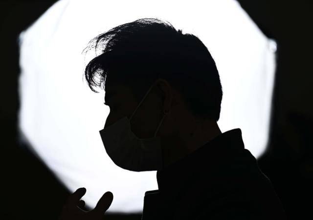 지난달 26일 서울 구로구의 한 공유형 사무실에서 강씨의 손자 성민(가명)씨가 본보 인터뷰에 응하고 있다. 그는 어릴 적 할머니가 해준 음식을 떠올리더니 "한국에 와서도 그렇게 맛있는 음식은 다시 못 먹었다"고 말하며 웃었다. 최주연 기자