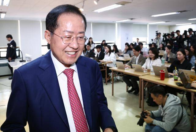 국민의힘 대권주자인 홍준표 전 대구시장이 24일 국회 선거사무소에서 경선 관련 긴급 기자회견을 마치고 나오고 있다. 뉴스1