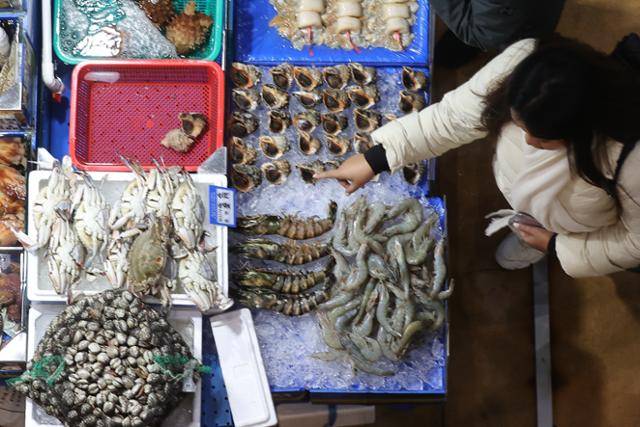지난달 6일 서울 동작구 노량진 수산시장에서 시민들이 장을 보고 있다. 연합뉴스