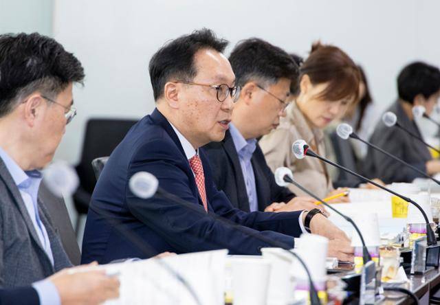 박민수(왼쪽 두 번째) 보건복지부 제2차관이 3월 27일 서울 서초구 국제전자센터에서 열린 2025년 제6차 건강보험정책심의위원회에서 발언하고 있다. 보건복지부 제공