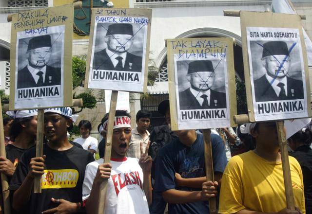 2006년 5월 인도네시아 자카르타 검찰청 앞에서 시위대가 수하르토 전 대통령의 과거 학살을 규탄하는 시위를 벌이고 있다. 자카르타=AP 연합뉴스 자료사진