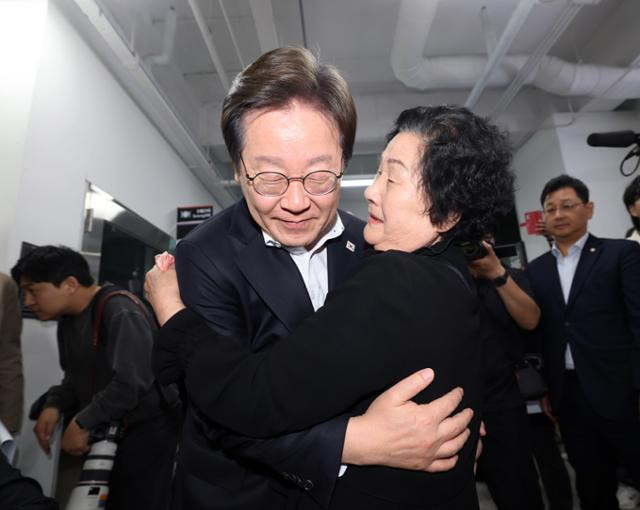 이재명 전 더불어민주당 대표는 24일 광주 동구 전일빌딩245를 찾아 한강 작가의 소설 '소년이 온다'의 주인공 '동호'의 모티브가 된 고 문재학 열사의 어머니 김길자씨와 포옹하고 있다. 뉴시스