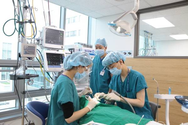 서울대 치과병원에서 장애 아동이 전신 마취 치과 진료를 받고 있다./사진=서울대 치과병원 제공