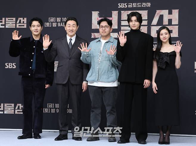 배우 이해영, 허준호, 진창규 감독, 박형식, 홍화연이 21일 오후 서울 양천구 목동SBS에서 열린 새 금토드라마 '보물섬' 제작발표회에서 참석해 포즈를 취하고 있다. '보물섬'은 2조원의 정치 비자금을 해킹한 서동주가 자신을 죽인 절대 악과 그 세계를 무너뜨리기 위해 모든 것을 걸고 싸우는 인생 풀베팅 복수전. 21일 밤 10시 첫 방송. 서병수 기자 qudtn@edaily.co.kr /2025.02.21/