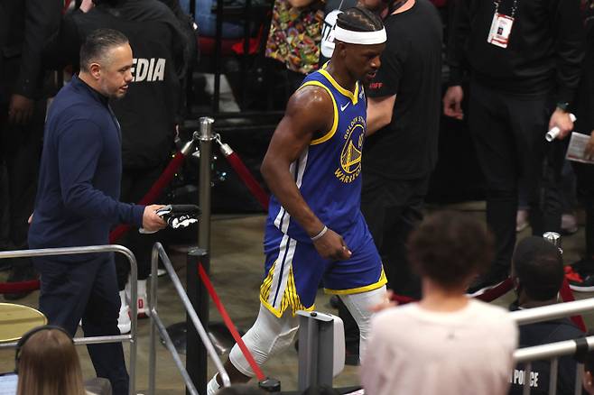 <yonhap photo-4512=""> HOUSTON, TEXAS - APRIL 23: Jimmy Butler III #10 of the Golden State Warriors exits the court against the Houston Rockets during the first quarter in Game Two of the Western Conference First Round NBA Playoffs at Toyota Center on April 23, 2025 in Houston, Texas. NOTE TO USER: User expressly acknowledges and agrees that, by downloading and or using this photograph, User is consenting to the terms and conditions of the Getty Images License Agreement. Kenneth Richmond/Getty Images/AFP (Photo by Kenneth Richmond / GETTY IMAGES NORTH AMERICA / Getty Images via AFP)/2025-04-24 11:50:23/ <저작권자 ⓒ 1980-2025 ㈜연합뉴스. 무단 전재 재배포 금지, AI 학습 및 활용 금지></yonhap>
