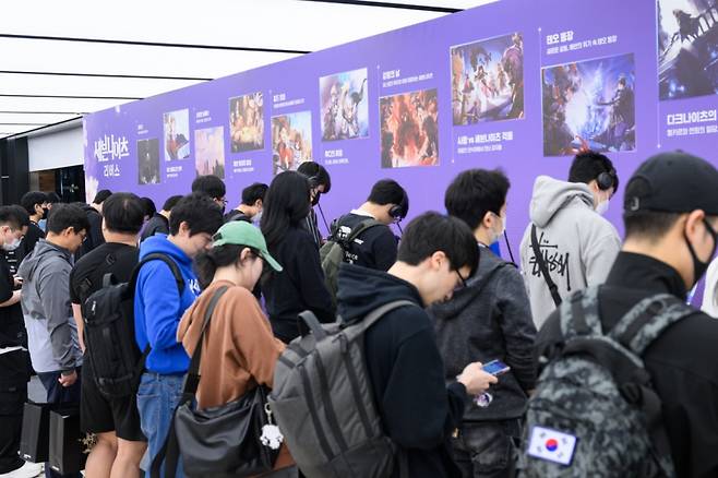 24일 서울 구로동 지타워에서 열린 '세븐나이츠 리버스' 프리뷰 데이에서 신작을 시연하는 유저들. 넷마블 제공