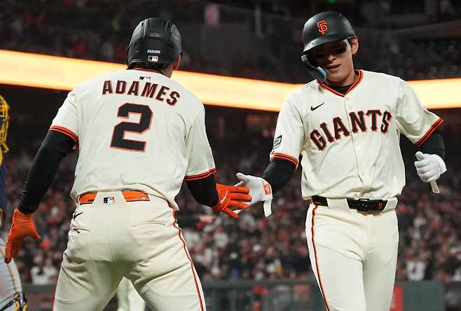 <yonhap photo-4918=""> SAN FRANCISCO, CALIFORNIA - APRIL 23: Willy Adames #2 and Jung Hoo Lee #51 of the San Francisco Giants celebrates after they both scored on a two-run rbi single by Wilmer Flores #41 against the Milwaukee Brewers in the bottom of the six inning at Oracle Park on April 23, 2025 in San Francisco, California. Thearon W. Henderson/Getty Images/AFP (Photo by Thearon W. Henderson / GETTY IMAGES NORTH AMERICA / Getty Images via AFP)/2025-04-24 13:08:36/ <저작권자 ⓒ 1980-2025 ㈜연합뉴스. 무단 전재 재배포 금지, AI 학습 및 활용 금지></yonhap>