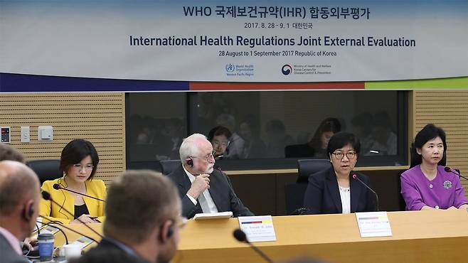 2017년 'WHO의 대한민국 감염병 위기대응능력 평가 회의'에서 정은경 당시 질병관리본부장이 인사말을 하고 있다.
