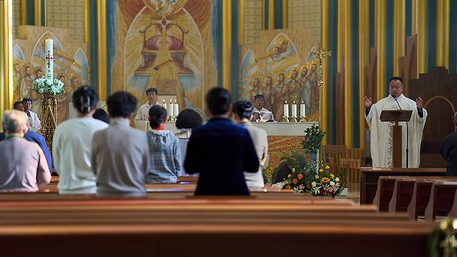 중국 베이징의 한 성당에서 교황 추모 미사를 드리는 가톨릭 신자