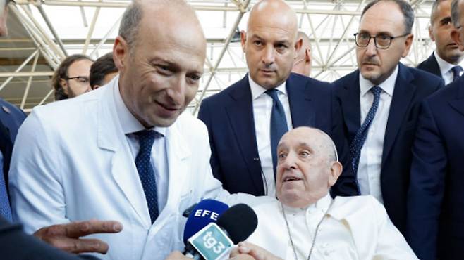 교황 주치의 알피에리 의사(왼쪽). 사진은 2023년 6월 교황이 탈장 수술을 받고 퇴원할 당시 모습.