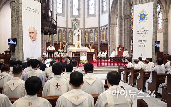 24일 오전 서울 중구 명동대성당에서 천주교 서울대교구장 정순택 대주교 주례로 프란치스코 교황 추모 미사가 거행되고 있다. [사진=사진공동취재단]