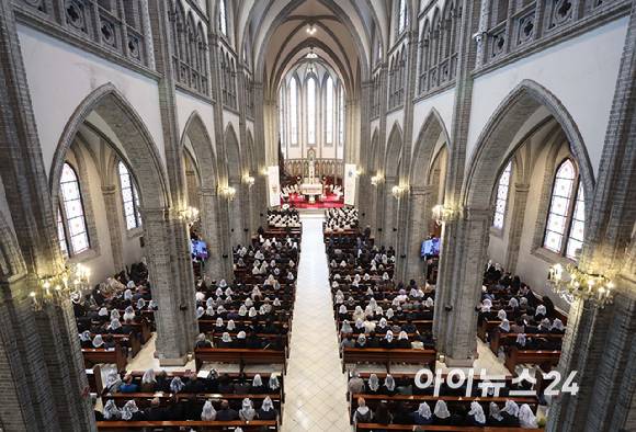 24일 오전 서울 중구 명동대성당에서 천주교 서울대교구장 정순택 대주교 주례로 프란치스코 교황 추모 미사가 거행되고 있다. [사진=사진공동취재단]