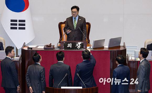 권성동 국민의힘 원내대표가 24일 국회 본회의장에서 열린 한덕수 대통령 권한대행 국무총리 시정연설 후 우원식 국회의장의 발언 도중 항의하고 있다. [사진=곽영래 기자]