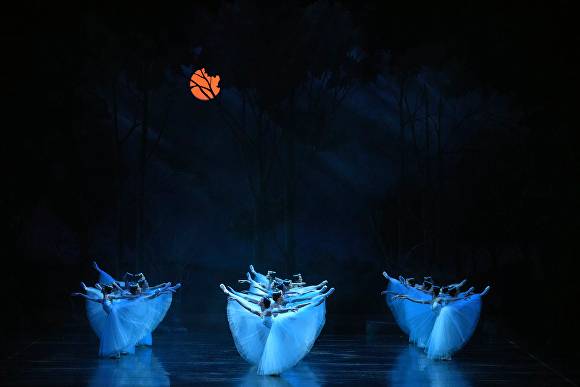 유니버설발레단 '지젤' 공연 장면. [사진=경상남도]