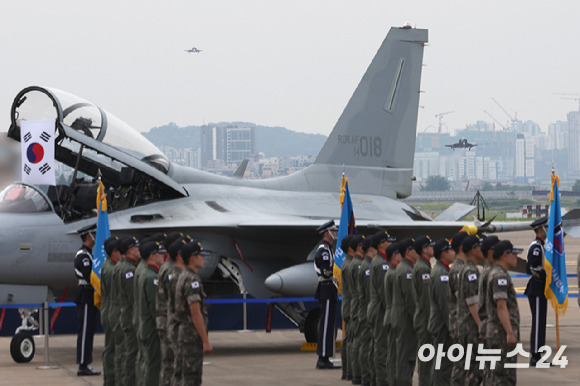 지난해 경기 수원시 공군10전투비행단에서 열린 F-4 팬텀(Phantom) 퇴역식에서 조종사들을 비롯한 장병들이 국기에 대한 경례를 하고 있다. [사진=사진공동취재단]