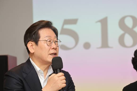 24일 오후 광주 동구 전일빌딩 245에서 더불어민주당 이재명 대선 경선 후보가 '대한민국 민주화를 이끈 시민들'을 주제로 열린 간담회에서 발언하고 있다. 간담회에는 고(故) 문재학 열사의 어머니 김길자 씨, 5·18 유가족 김송희 씨, 강유정 尹파면촉구성명 문화인 등이 참여했다. 2025.4.24. [사진=연합뉴스]
