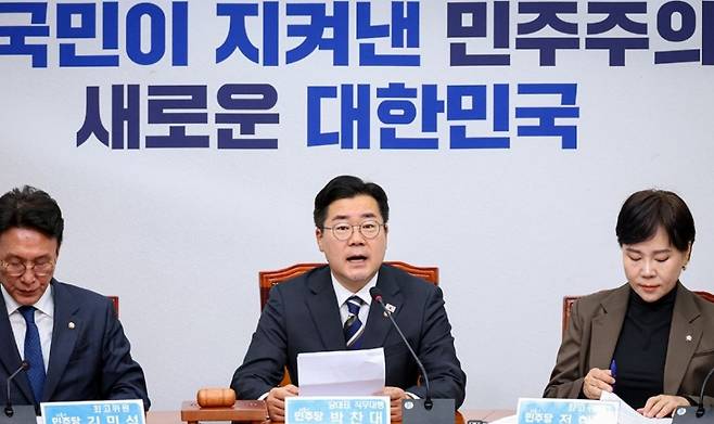 박찬대 당대표 직무대행 겸 원내대표가 23일 국회 본청 당대표회의실에서 열린 최고위원회의에 참석하여 발언하고 있다. (더불어민주당)