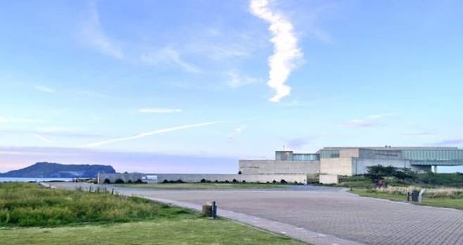 “유리의 선이 바다와 닿는 그곳. 공간은 건축을 빌려 풍경을 품는다.” (휘닉스 아일랜드 제공)