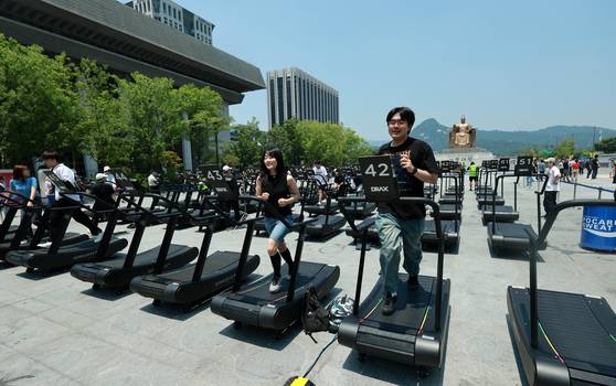 서울 광화문광장에서 무동력 트레드밀을 체험하는 시민들. 운동으로는 살을 빼기가 어렵다. [뉴시스]
