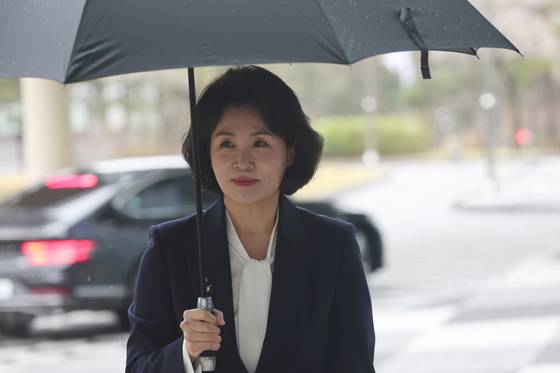 공직선거법 위반 혐의로 1심에서 벌금 150만원을 선고받은 이재명 더불어민주당 대선 경선 후보의 부인 김혜경씨가 지난 14일 항소심 결심공판에 출석하기 위해 수원고법으로 들어서고 있다. 뉴스1