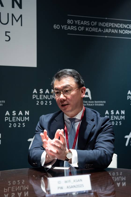 앤서니 김 헤리티지 재단 연구원이 23일 서울 용산구 그랜드하얏트 호텔에서 아산정책연구원이 주최한 아산플래넘 2025에서 중앙일보와 만나 인터뷰를 하는 모습. 아산정책연구원