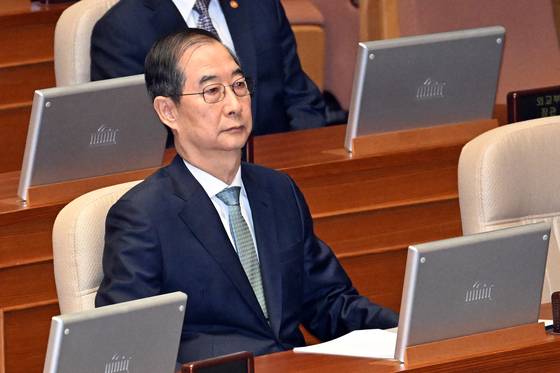 한덕수 대통령 권한대행 국무총리가 24일 서울 여의도 국회 본회의장에서 추가경정예산안 시정연설을 기다리며 국무위원석에 앉아 있다. 이날 더불어민주당 의원들이 약 15분가량 본회의장에 늦게 들어오며 시정연설 시간도 미뤄졌다. 국회사진기자단