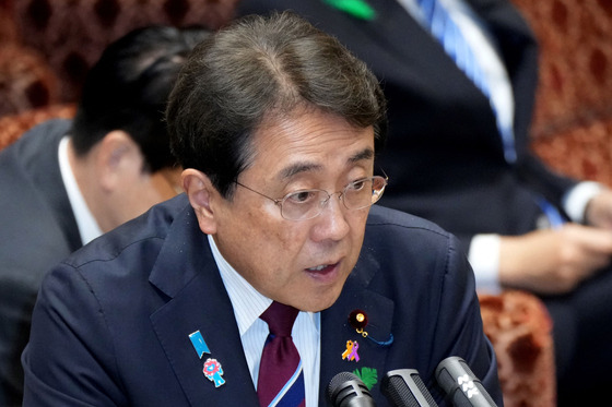 미국과 관세 협상을 이끌고 있는 아카자와 료세이 경제재생담당상이 지난 21일 국회서 질문에 답변을 하고 있다. AFP=연합뉴스