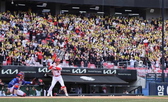 1군 복귀를 앞둔 KIA 수퍼스타 김도영. 그가 복귀하는 주말 광주구장은 사흘 내내 만원 관중이 몰릴 것으로 예상된다. 사진 KIA 타이거즈
