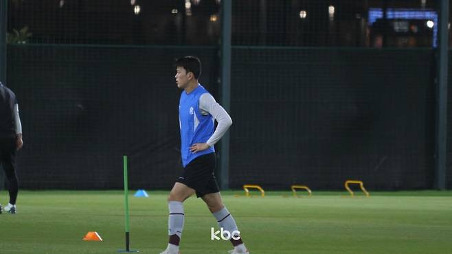 ▲ 훈련에 앞서 몸을 푸는 중인 광주FC 이강현&nbsp;