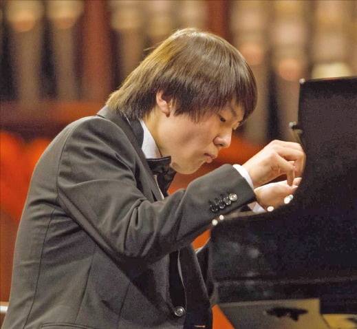 조성진이 2015년 쇼팽 콩쿠르에서 연주하는 모습. 그는 이 대회에서 한국인 최초로 우승했다.  /프레데리크 쇼팽 협회 제공