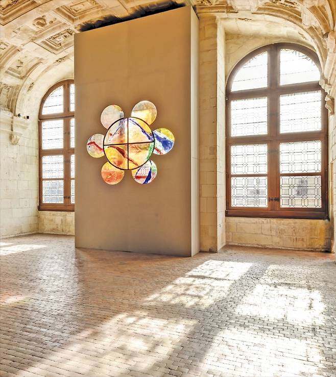 프랑스 파리 남쪽 샹보르성에서 열리고 있는 김인중 신부의 전시 ‘보이지 않는 색들’ 전경. /김인중 신부 제공