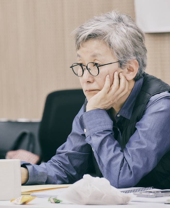 박정희 국립극단 단장 겸 연출감독이 13년 만에 다시 무대에 올리는 <헤다 가블러> 연습 현장에서 연출 지시를 하고 있다. 국립극단 제공