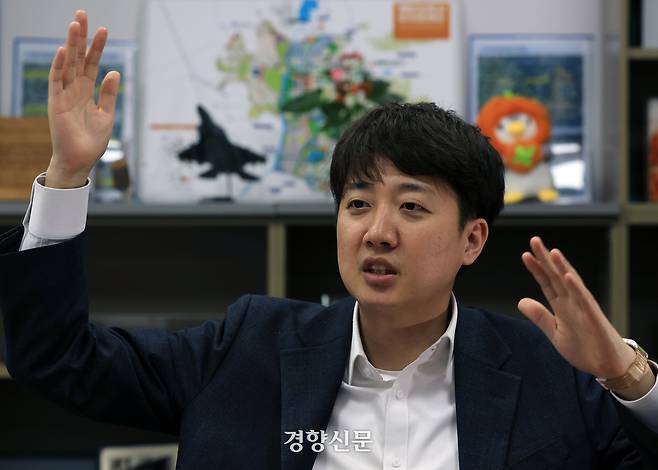 이준석 개혁신당 대선 후보가  23일 국회 의원회관 집무실에서 경향신문 기자와 인터뷰를 하고 있다. 서성일 선임기자