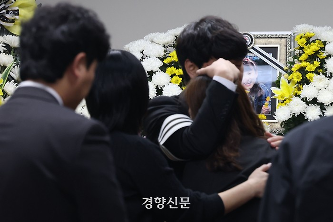 교사가 휘두른 흉기에 찔려 숨진 김하늘양 발인이 진행된 지난 2월 14일 대전의 한 장례식장에서 유가족이 서로를 위로하고 있다. 한수빈 기자