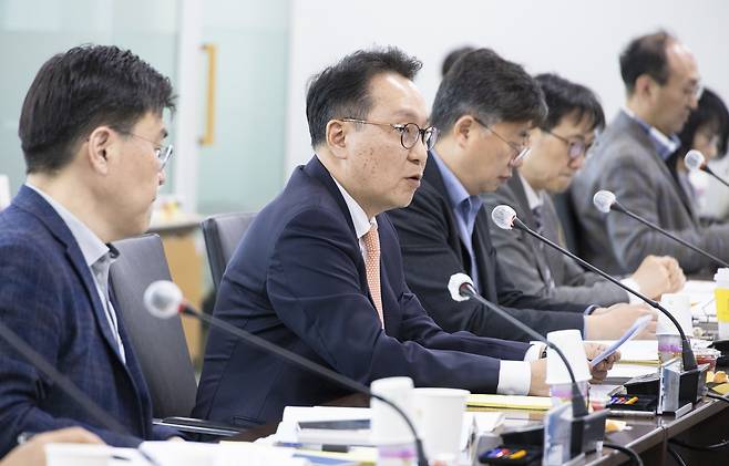 24일 열린 2025년 제8차 건강보험정책심의위원회 회의에서 박민수 보건복지부 제2차관(왼쪽에서 두 번째)이 발언하고 있다. 보건복지부 제공
