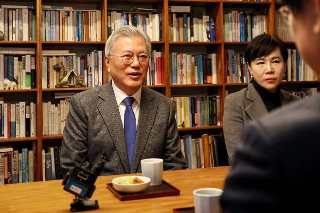 문재인 전 대통령이 지난 1월30일 경남 양산시 평산마을 사저에서 이재명 더불어민주당 대표와 대화를 나누고 있다. 더불어민주당 제공