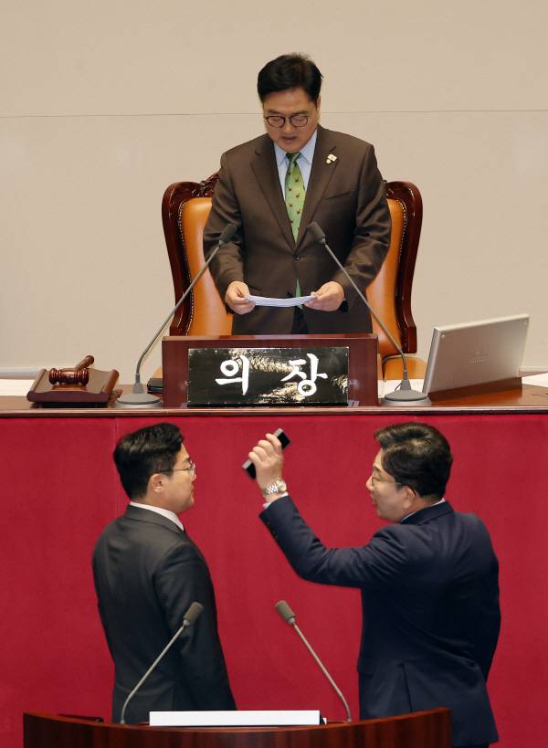 24일 국회 본회의에서 한덕수 대통령 권한대행 국무총리의 추가경정예산안 시정연설 후 우원식 국회의장이 발언하자 국민의힘 권성동 원내대표가 항의하고 있다. 2025.4.24 연합뉴스