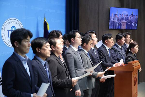 더불어민주당 전정권정치탄압대책위원회 위원들이 24일 서울 여의도 국회 소통관에서 문재인 전 대통령 기소 관련 긴급 기자회견을 하고 있다. 연합뉴스