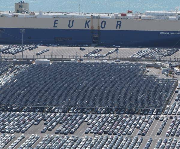 현대자동차 울산공장 수출선적부두 차량 이송용 대형 선박(카캐리어 선박)이 대기하고 있다. 연합뉴스