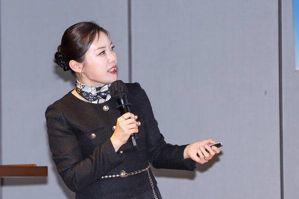 가야금 병창 이수자 정자경 강연자가 판소리의 매력에 대해 설명하고 있다.  황예찬 프리랜서