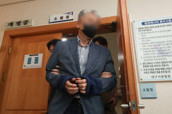 24일 경북 의성군 대구지방법원 의성지원에서 ‘경북 산불’과 관련해 산림보호법상 실화 혐의를 받는 50대 성묘객이 구속 전 피의자 심문(영장실질심사)을 받고 법정을 나서고 있다. 연합뉴스