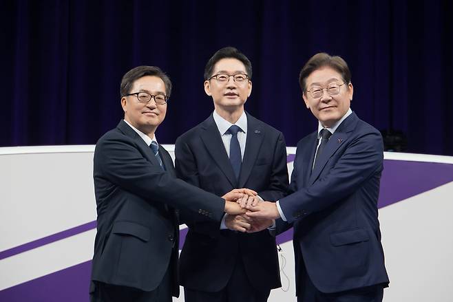 From right: Lee Jae-myung, Kim Kyung-soo and Kim Dong-yeon, presidential contenders from the Democratic Party of Korea, pose for a photo ahead of their first televised debate at MBC headquarters in Mapo-gu, Seoul, on Friday.  (Yonhap)