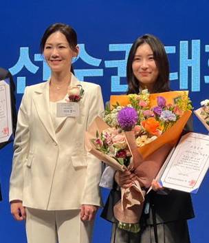 김길리(오른쪽)와 이수경 대한빙상경기연맹 회장. 700크리에이터스 제공