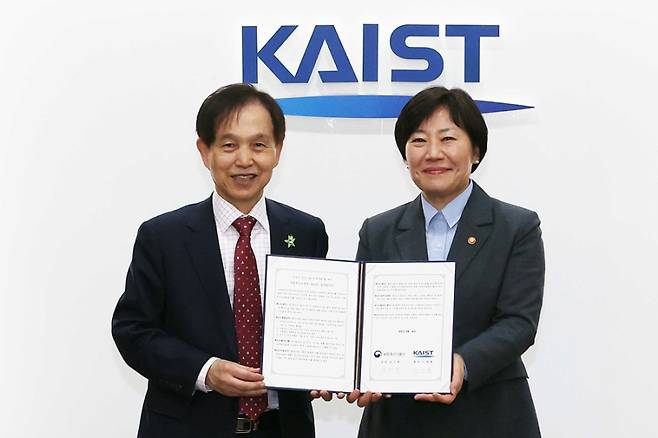 24일 KAIST에서 첨단 농업기술 연구 수행과 창업생태계 조성을 위한 업무협약을 체결한 이광형 KAIST 총장(왼쪽)과 송미령 농식품부 장관. KAIST