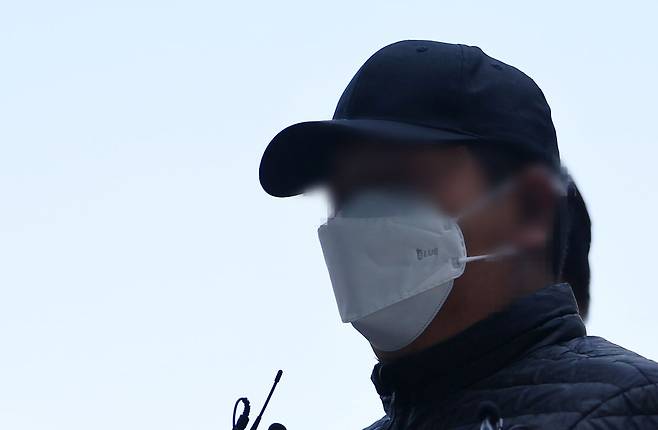 서울 강북구 미아동 한 마트에서 흉기 난동을 부린 30대 남성 A씨가 24일 구속전 피의자심문(영장실질심사)을 받기 위해 서울북부지법으로 출석하고 있다. 연합뉴스