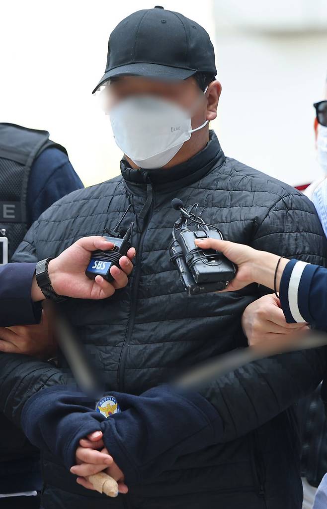 서울 강북구 미아동 한 마트에서 흉기 난동을 부린 30대 남성 A씨가 24일 구속전 피의자심문(영장실질심사)을 받기 위해 서울북부지법으로 출석하고 있다. 연합뉴스