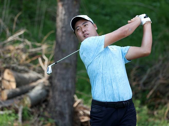 24일 경기도 파주시 서원밸리CC에서 열린 KPGA투어 우리금융 챔피언십 1라운드에서 1타를 줄여 공동 13위에 자리한 이승민이 드라이버샷을 날리고 있다. KPGA
