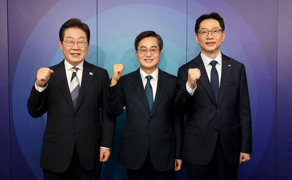 더불어민주당 이재명(왼쪽부터), 김동연, 김경수 대선 경선 후보가 지난 23일 서울 여의도 오마이TV 스튜디오에서 열린 오마이TV 초청 토론회 시작에 앞서 기념 촬영하고 있다. 연합뉴스
